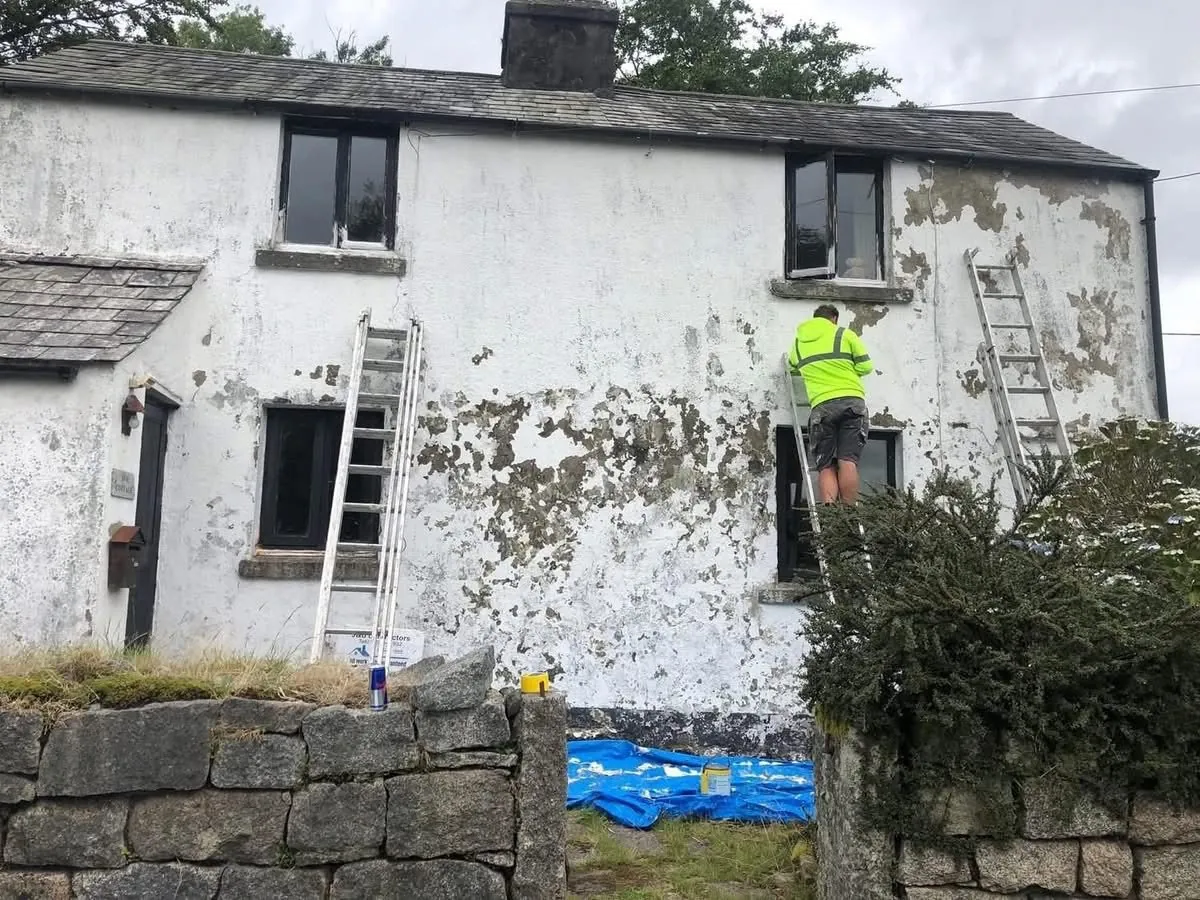 Cottage with blown, flaking render before repair in Charlestown